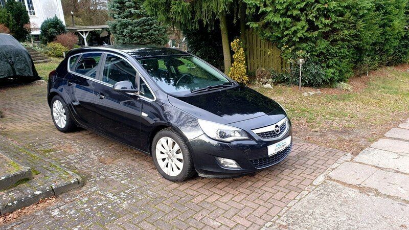 Czarny Używany 2012 Opel Astra Cosmo Hatchback | 20 970 zł (Uczciwa cena) - Obraz 1/4