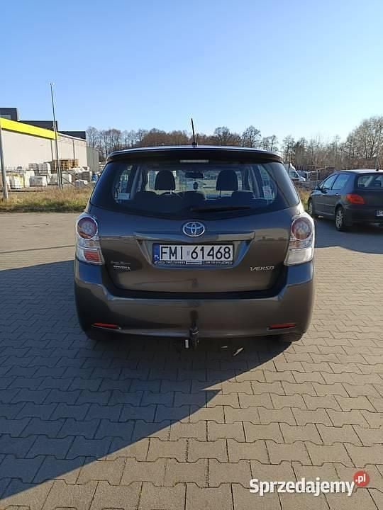 Szary Używany 2010 Toyota Verso Minivan | 15 600 zł - Obraz 1/4