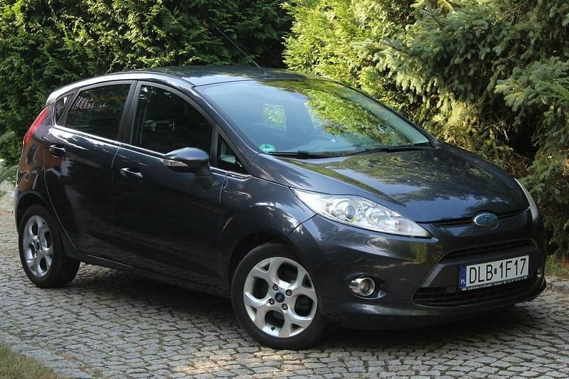 Szary Używany 2009 Ford Fiesta Titanium Hatchback | 17 800 zł (Uczciwa cena) - Obraz 1/4