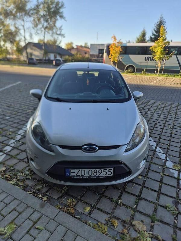 Srebrny Używany 2010 Ford Fiesta Hatchback | 12 800 zł (Uczciwa cena) - Obraz 1/4