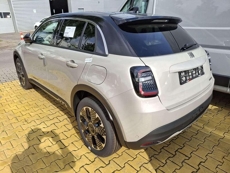 Nowe Fiat 600 La Prima 110 KM (80 kW) 2025 Lakier metalizowany kremowy cappucino z dachem w kolorze czarny cinema SUV