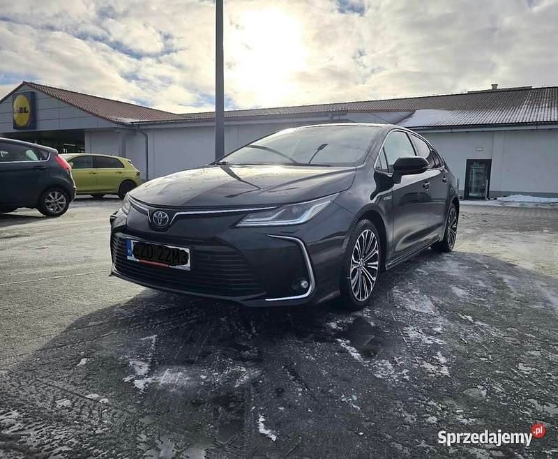 Używany Toyota Corolla Comfort 122 KM (89 kW) 2019 Czarny Sedan/Limuzyna