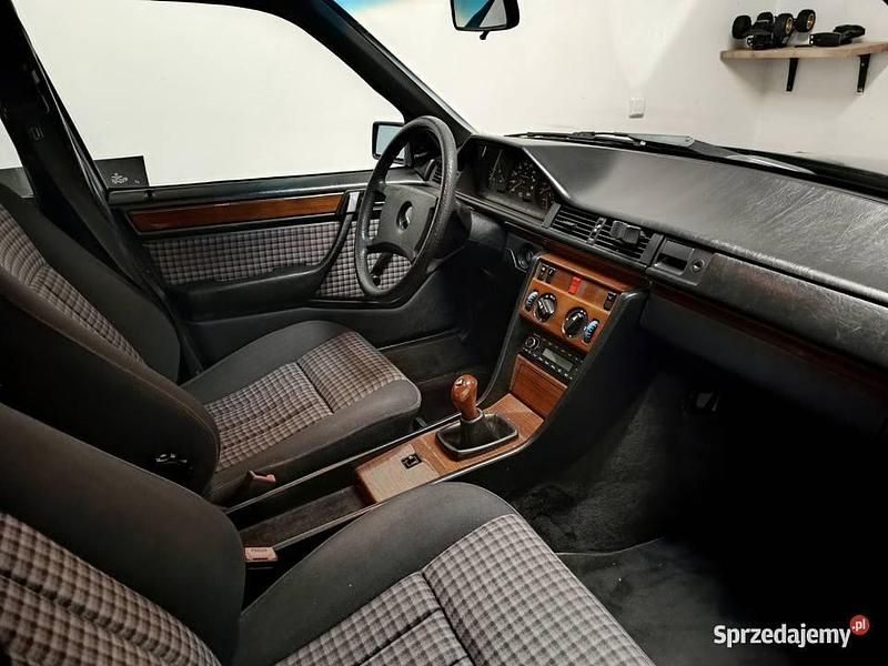 Grafitowy Używany 1990 Mercedes E250 Sedan/Limuzyna | 23 000 zł - Obraz 1/4