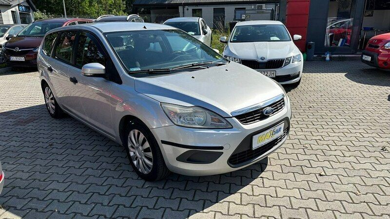 Używany Ford Focus 90 KM (66 kW) 2009 Srebrny (metalik) Sedan/Limuzyna