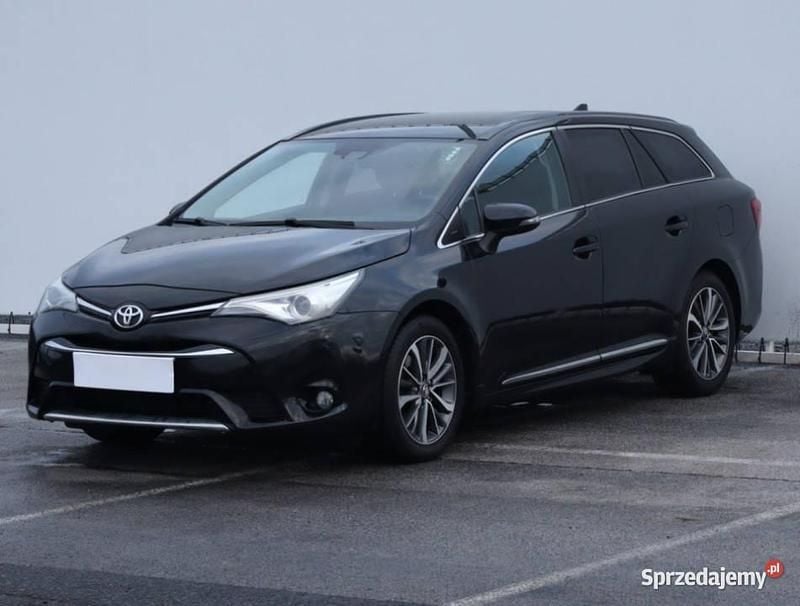 Używany Toyota Avensis 143 KM (105 kW) 2016 Czarny Kombi