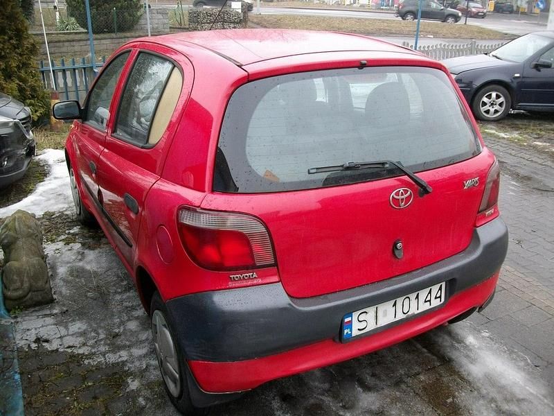 Używany Toyota Yaris 68 KM (50 kW) 2003 Czerwony Hatchback