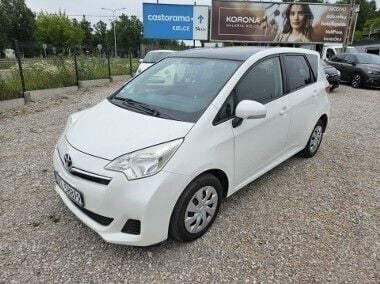Biały Używany 2011 Toyota Verso Minivan | 26 900 zł - Obraz 1/4