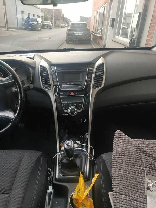 Używany Hyundai i30 2014 Brązowobeżowy Hatchback