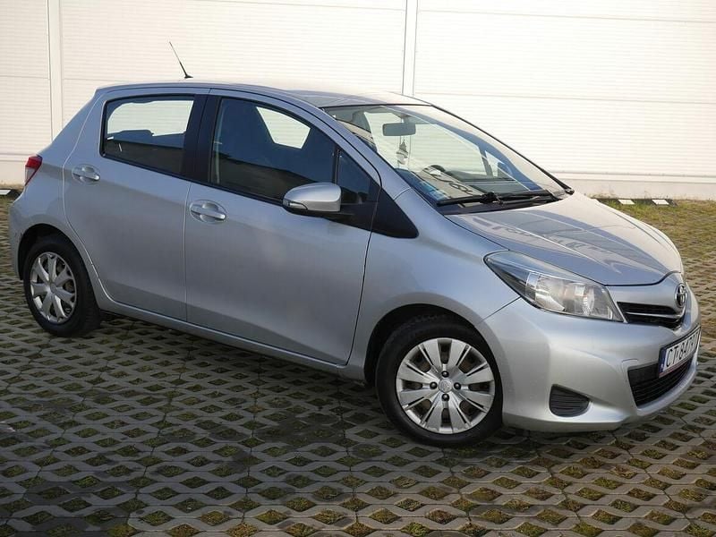 Używany Toyota Yaris 2013 Srebrny Hatchback