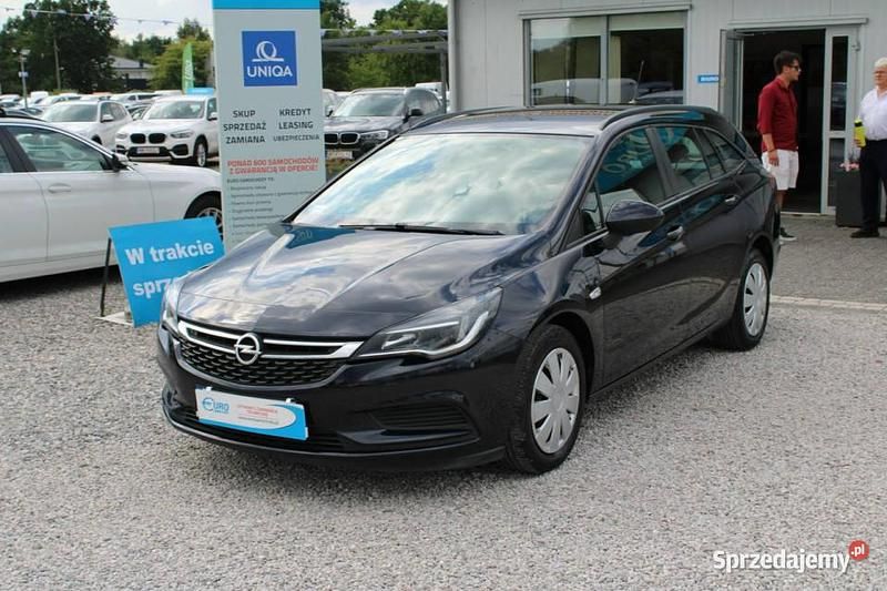 Czarny Używany 2019 Opel Astra Enjoy Kombi | 33 899 zł (Dobra cena) - Obraz 1/4
