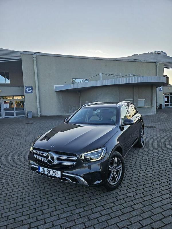 Czarny Używany 2020 Mercedes GLC300 SUV | 140 000 zł (Dobra cena) - Obraz 1/4