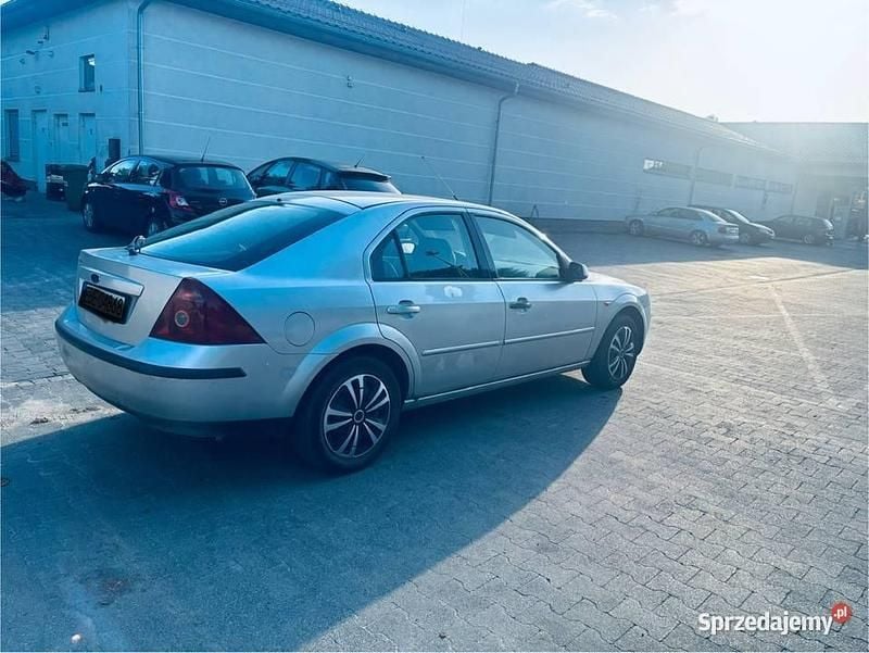 Używany Ford Mondeo 2002 Srebrny Sedan/Limuzyna