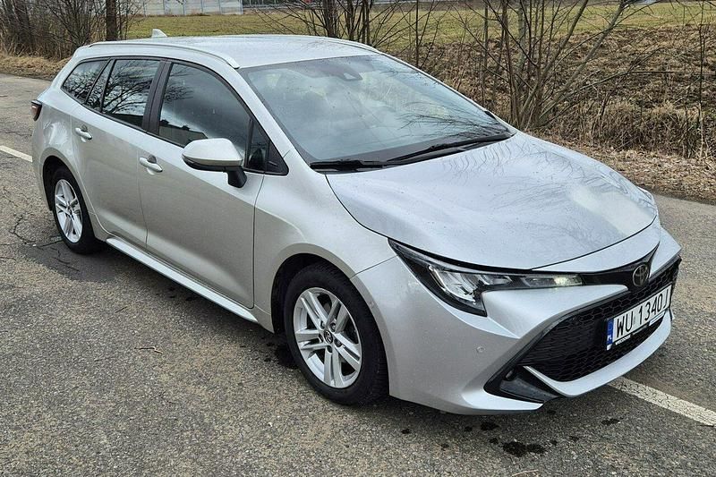 Używany Toyota Corolla 116 KM (85 kW) 2019 Srebrny (metalik, perła) Kombi