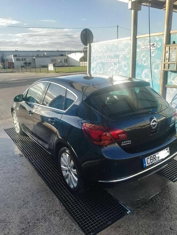 Czarny Używany 2013 Opel Astra Hatchback | 18 500 zł (Dość drogi) - Obraz 1/4
