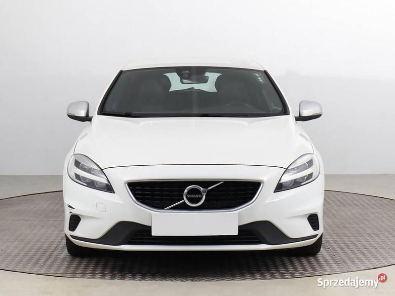 Biały Używany 2019 Volvo V40 Hatchback | 52 999 zł (Uczciwa cena) - Obraz 1/4