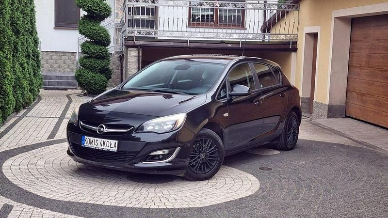 Czarny Używany 2012 Opel Astra Hatchback | 23 900 zł (Uczciwa cena) - Obraz 1/4