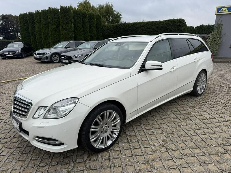 Biały Używany 2010 Mercedes E220 Kombi | 39 400 zł (Uczciwa cena) - Obraz 1/4