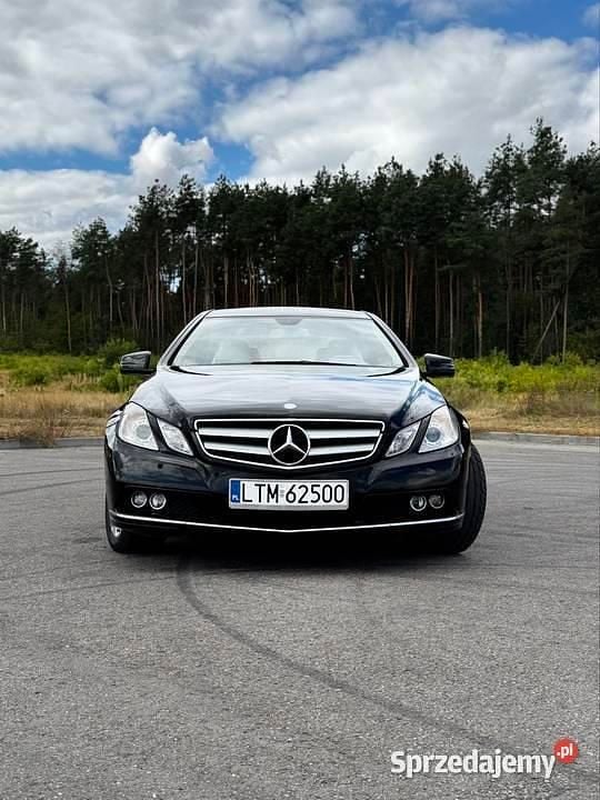 Czarny Używany 2011 Mercedes E250 Coupe | 35 000 zł - Obraz 1/4