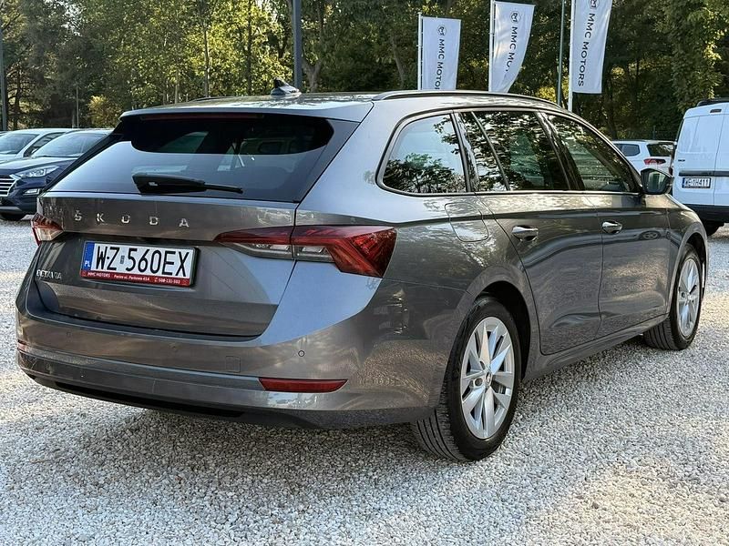 Używany Skoda Octavia Ambition 150 KM (110 kW) 2022 Srebrny (metalik) Hatchback
