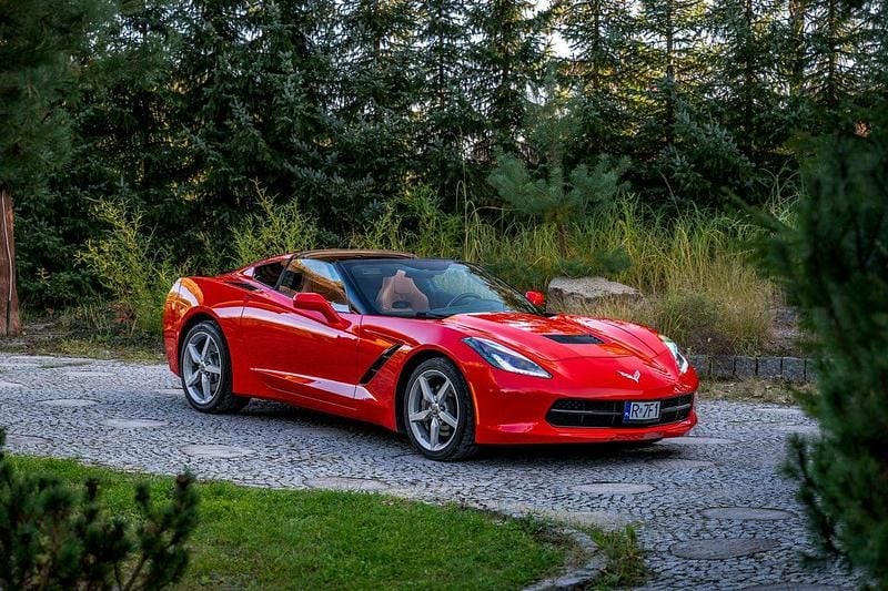 Czerwony (metalik) Używany 2014 Chevrolet Corvette Kabriolet | 169 777 zł - Obraz 1/4