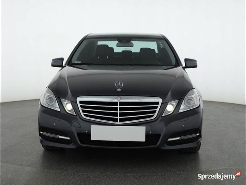 Szary Używany 2011 Mercedes E220 Sedan/Limuzyna | 36 999 zł (Drogi) - Obraz 1/4