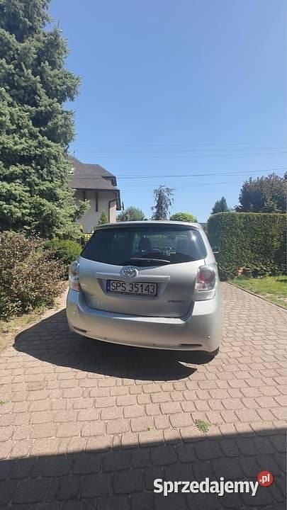 Srebrny Używany 2011 Toyota Verso Minivan | 32 500 zł (Uczciwa cena) - Obraz 1/4