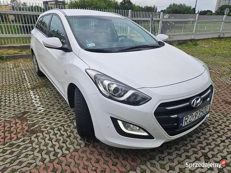 Biały Używany 2015 Hyundai i30 Classic Kombi | 32 500 zł (Dość drogi) - Obraz 1/4