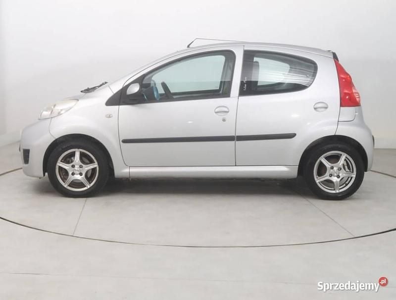 Używany Peugeot 107 68 KM (50 kW) 2010 Srebrny Hatchback