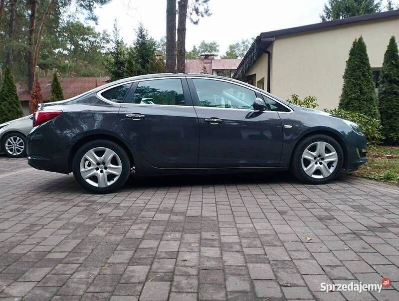 Używany Opel Astra 2013 Szary Sedan/Limuzyna