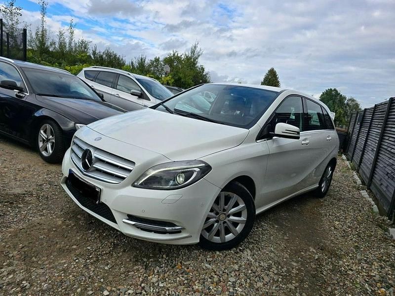 Używany Mercedes B180 109 KM (80 kW) 2013 Biały Minivan