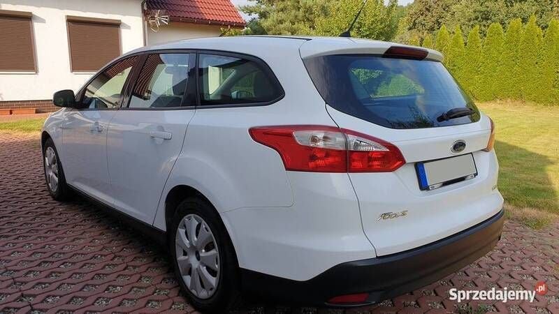 Biały Używany 2013 Ford Focus Trend Sedan/Limuzyna | 27 900 zł - Obraz 1/4