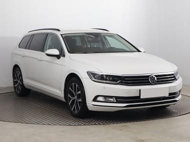 Biały Używany 2017 VW Passat Kombi | 68 999 zł (Uczciwa cena) - Obraz 1/4