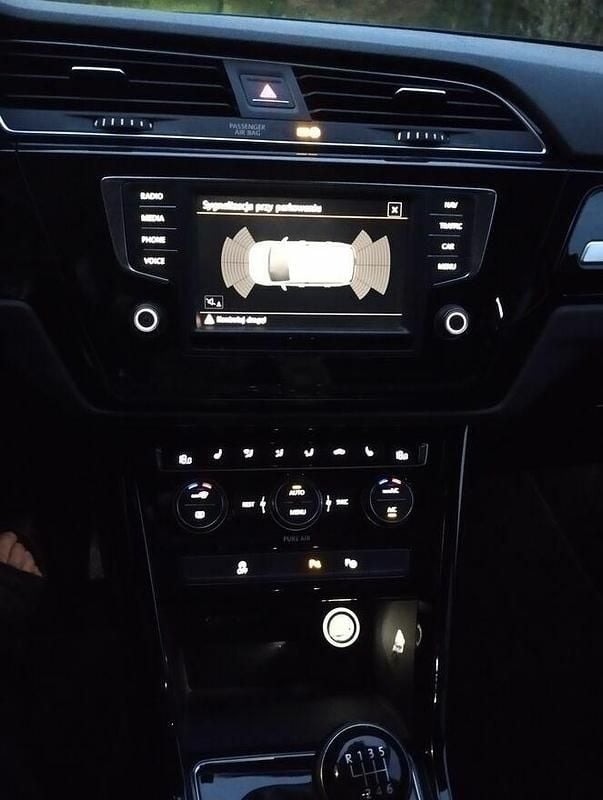 Używany VW Touran 2015 Brązowobeżowy Minivan