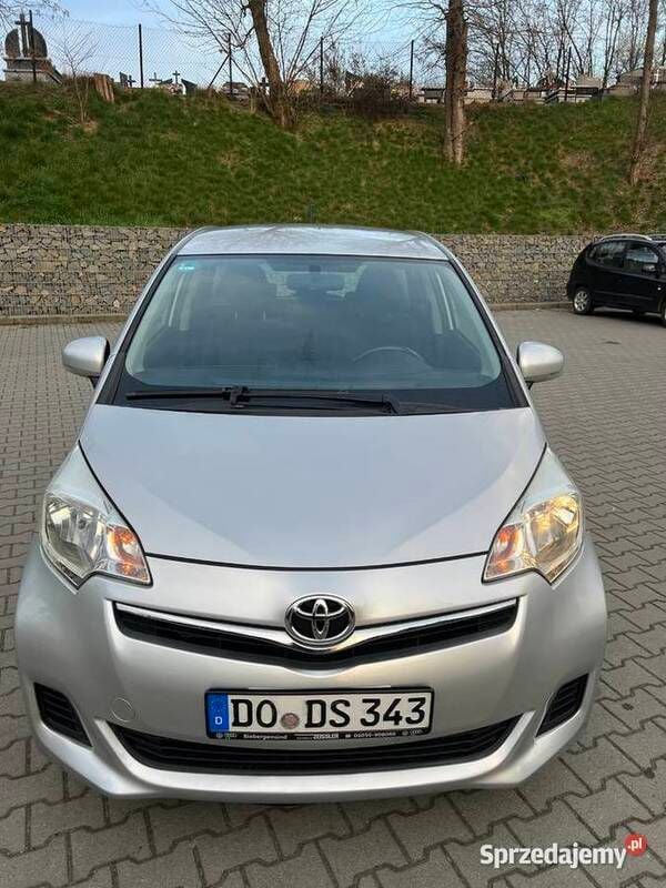 Używany Toyota Verso-S 2013 Srebrny Minivan