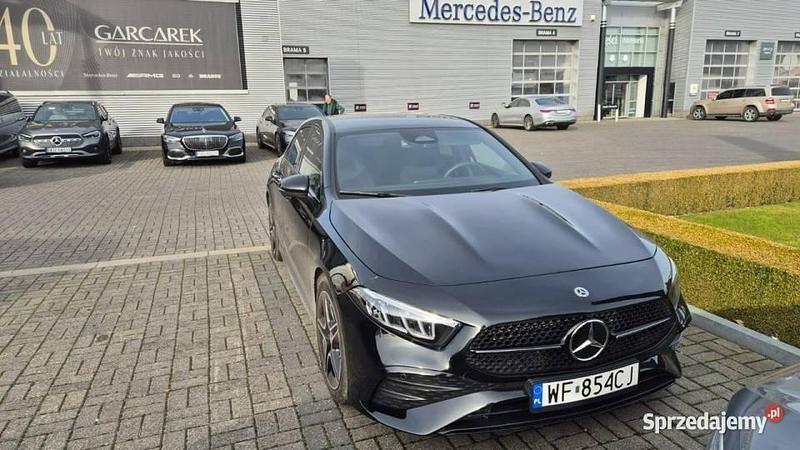 Czarny Używany 2025 Mercedes A200 AMG line Hatchback | 137 900 zł (Dość drogi) - Obraz 1/4