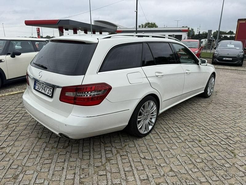 Używany Mercedes E220 170 KM (125 kW) 2010 Biały Kombi
