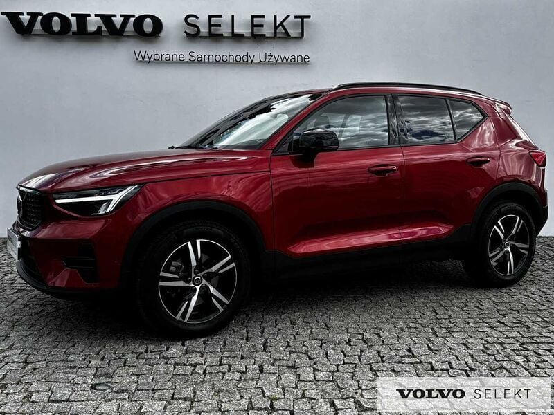 Czerwony Używany 2025 Volvo XC40 SUV | 179 900 zł (Uczciwa cena) - Obraz 1/3