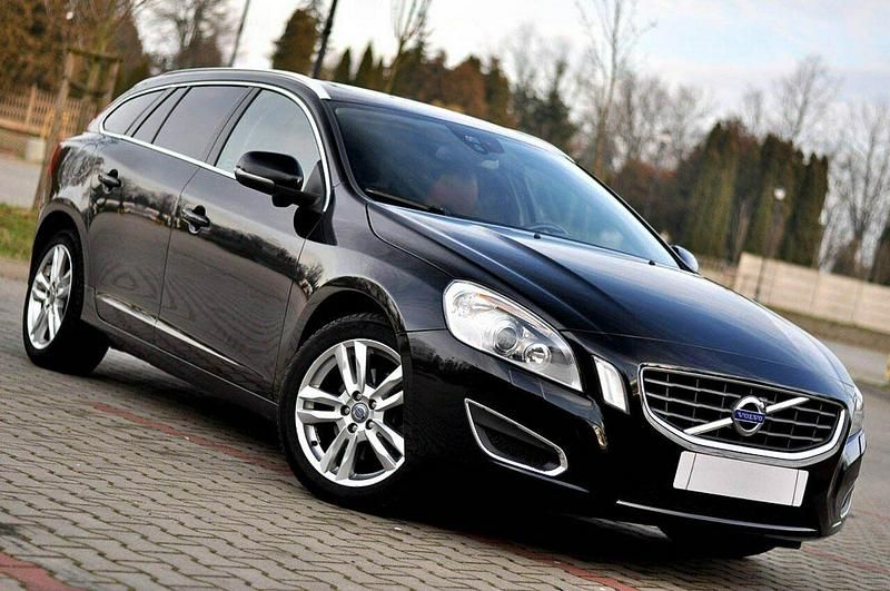 Czarny (metalik, perła) Używany 2011 Volvo V60 Kombi | 30 900 zł (Dość drogi) - Obraz 1/4