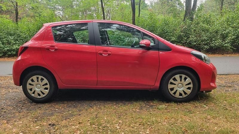Czerwony Używany 2015 Toyota Yaris Active Hatchback | 32 000 zł (Uczciwa cena) - Obraz 1/4