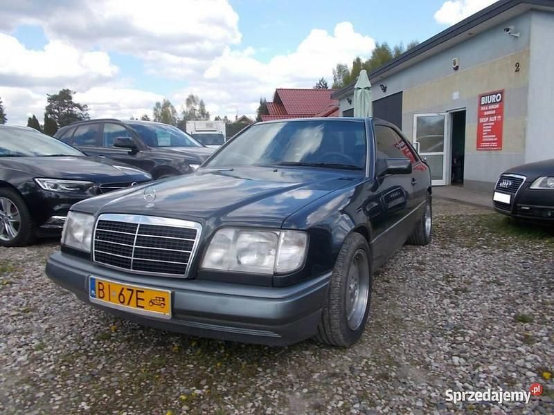 Czarny Używany 1992 Mercedes E300 Coupe | 29 900 zł - Obraz 1/4