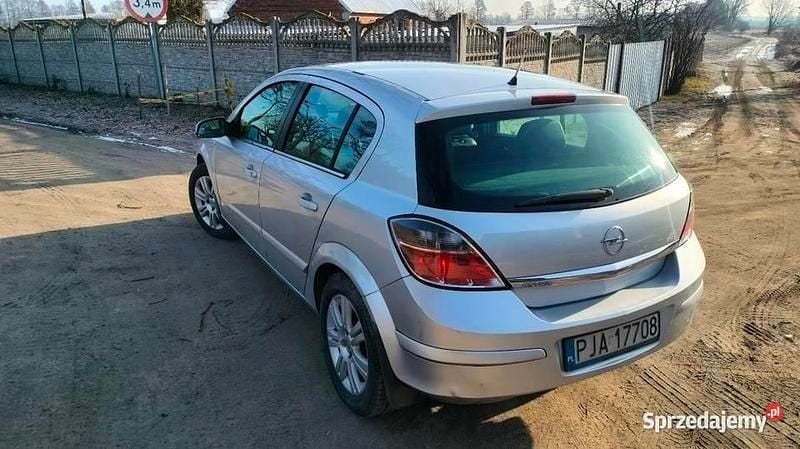 Używany Opel Astra 90 KM (66 kW) 2007 Srebrny Hatchback