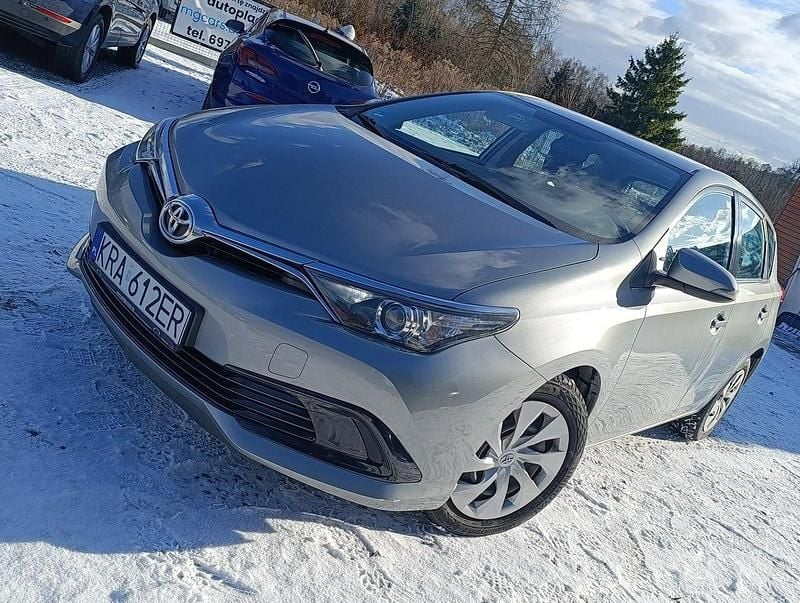 Używany Toyota Auris 99 KM (72 kW) 2017 Szary Hatchback