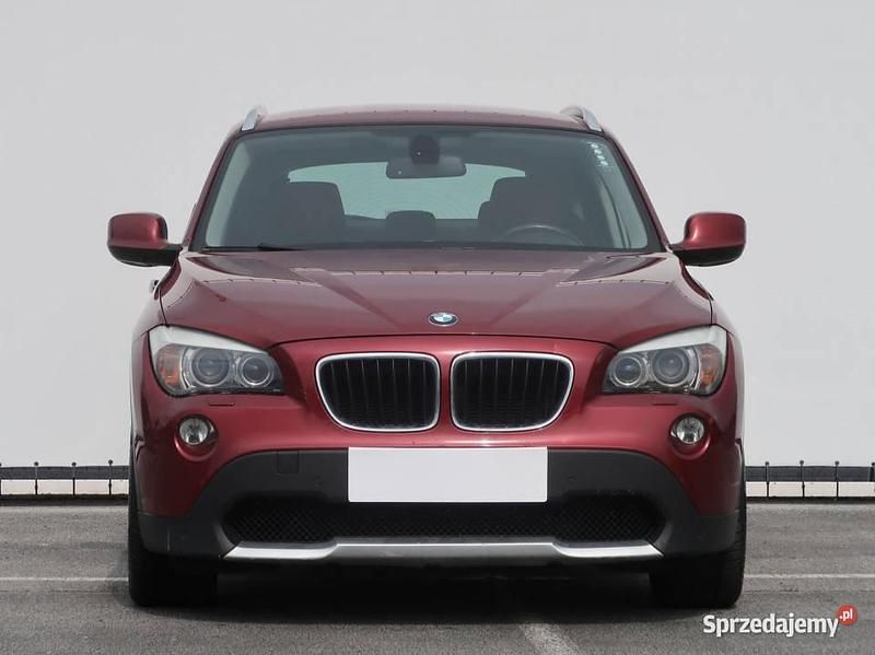 Czerwony Używany 2010 BMW X1 SUV | 30 999 zł (Uczciwa cena) - Obraz 1/4