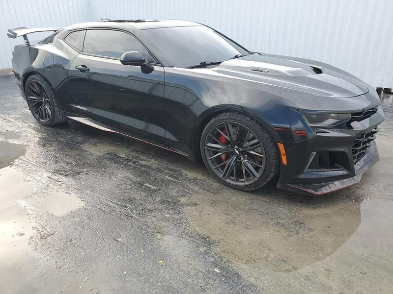Szary Używany 2018 Chevrolet Camaro Coupe | 129 930 zł - Obraz 1/4