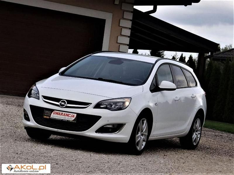 Biały Używany 2013 Opel Astra Sedan/Limuzyna | 25 200 zł (Uczciwa cena) - Obraz 1/1