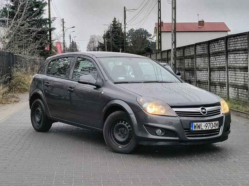 Używany Opel Astra 110 KM (80 kW) 2010 Szary (metalik) Hatchback