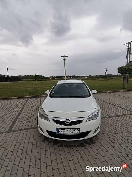 Biały Używany 2011 Opel Astra Kombi | 14 700 zł (Dobra cena) - Obraz 1/4