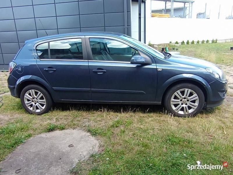 Granatowy Używany 2009 Opel Astra Hatchback | 11 900 zł (Uczciwa cena) - Obraz 1/4
