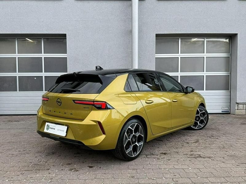 Używany Opel Astra Ultimate 2022 Żółtozłoty Hatchback