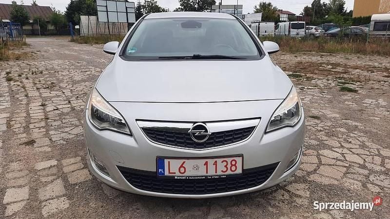 Srebrny Używany 2011 Opel Astra Hatchback | 17 900 zł (Dobra cena) - Obraz 1/4